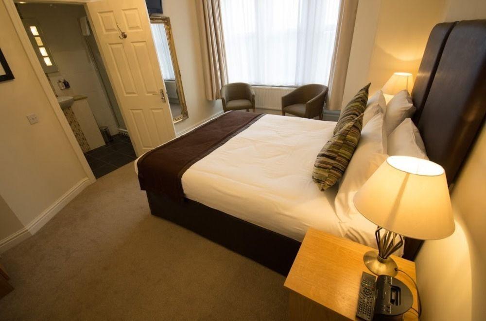 Heath Cottage Hotel Dewsbury Bagian luar foto