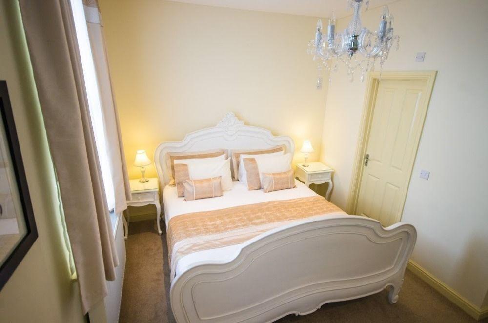 Heath Cottage Hotel Dewsbury Bagian luar foto